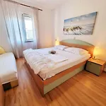 In With Sea View, Terrace, Air Conditioning, Wifi 4551-3 Apartmán *